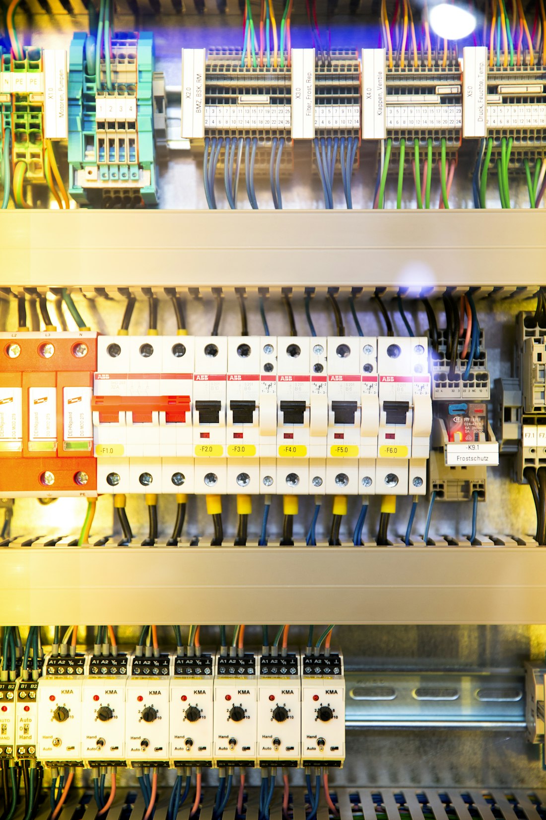Armoire électrique neuve, disjoncteurs étiquetés rangée par rangée